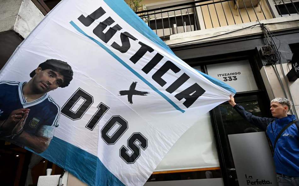 Morte de Maradona: começa julgamento de profissionais de saúde envolvidos