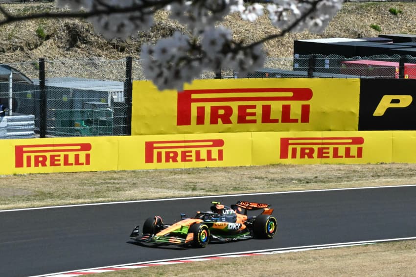 Lando Norris, da McLaren, em pista durante treino livre 1 do GP do Japão (Foto: MOHD RASFAN / AFP)