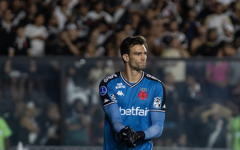 Vasco sofre com gols contra na temporada; o que explica?