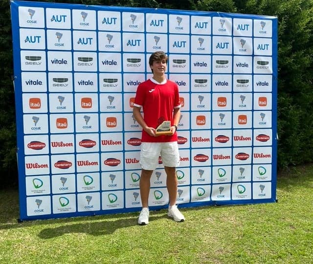 Leonardo Storck com o troféu (Foto: Divulgação)