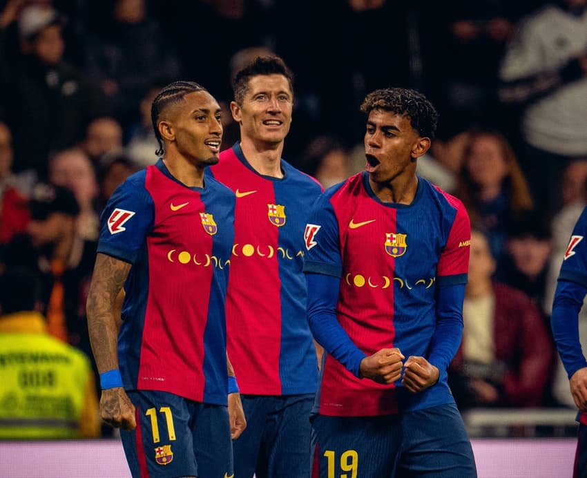 Lewandowski, Raphinha e Lamine comemorando gol pelo Barcelona (Foto: Reprodução/Barcelona)