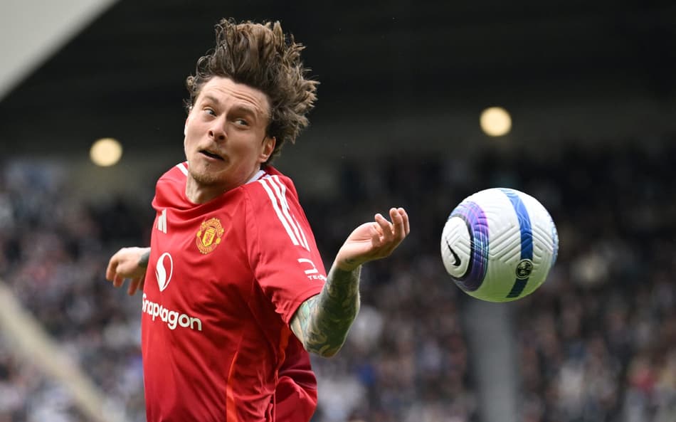 Zagueiro do Manchester United sai durante partida histórica por grave acidente; veja