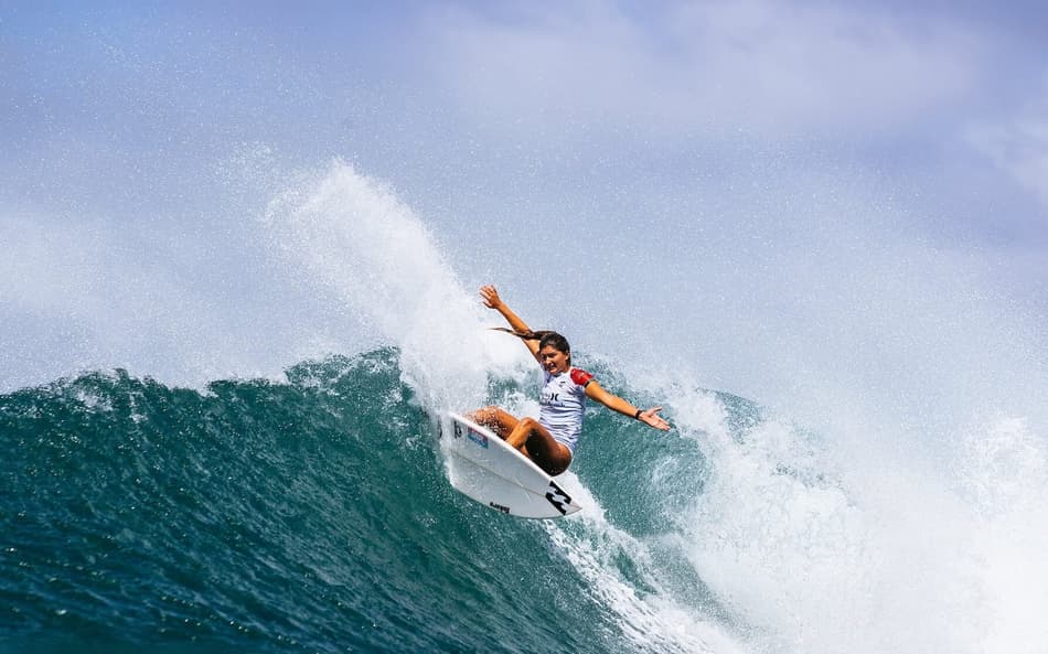 Luana Silva supera número 3 do mundo e avança na WSL em Bells Beach