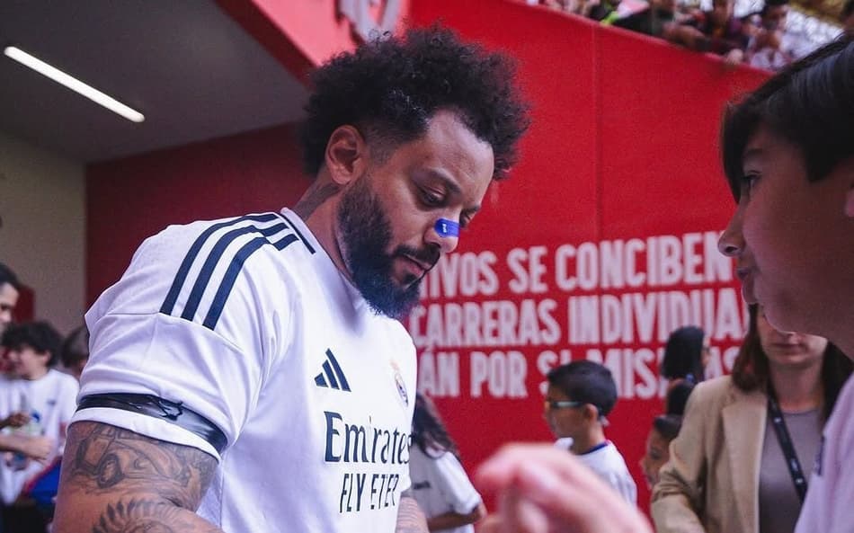 Lendas do Real Madrid x Barcelona tem gol de Marcelo; veja