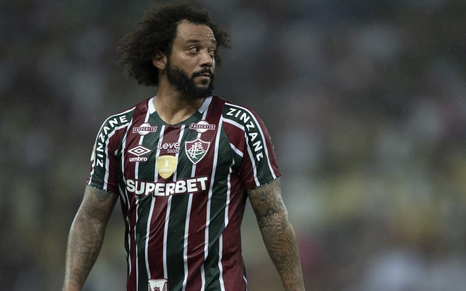 Ainda sem time, Marcelo posa com camisa e bandeira de clube do Brasil