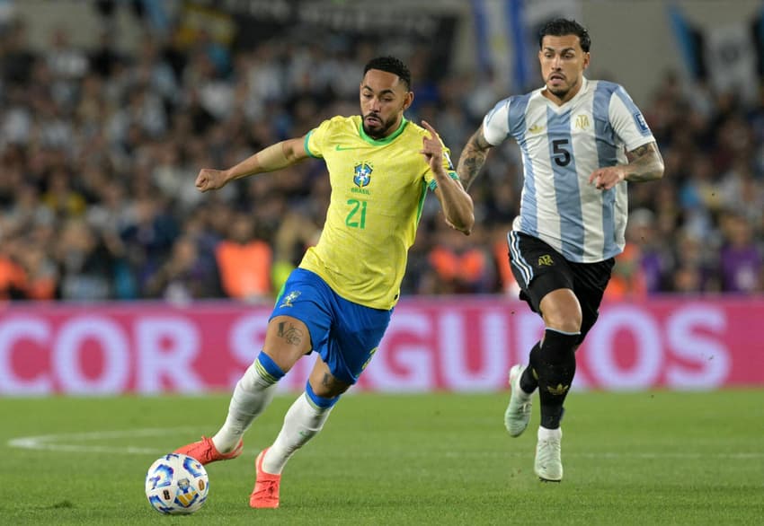Matheus Cunha em ação no jogo do Brasil contra a Argentina no Monumental pelas Eliminatórias da Copa