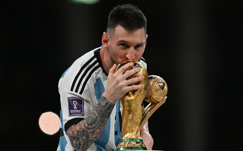 Evra acusa Fifa de beneficiar Argentina e Messi na Copa do Mundo de 2022