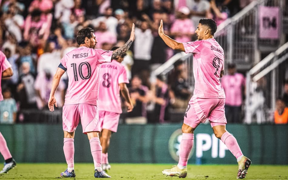 Ex-Fluminense faz forte falta em Messi e é cobrado por Suárez; veja o lance
