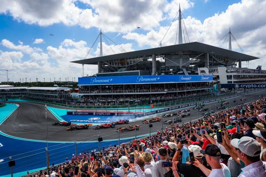 Largada do GP de Miami em 2024, com o Hard Rock Stadium ao fundo