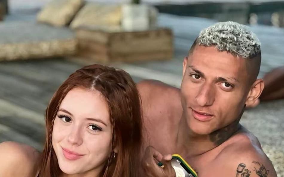 Namorada de Richarlison some de redes sociais e diz que ‘vive crise’