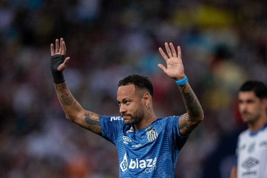 Neymar no aquecimento do jogo do Santos contra o Fluminense