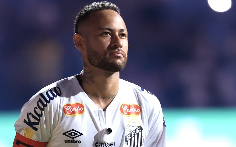 Preocupa? Neymar aparece com mão enfaixada ao lado de Bruna Biancardi