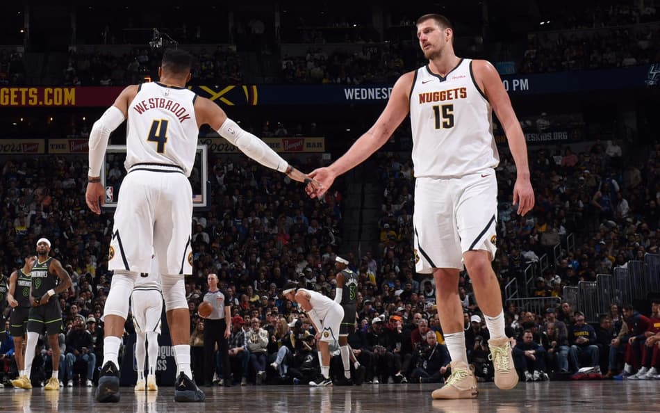 Em trágica derrota do Nuggets, Jokic anota triplo-duplo e mais um recorde na NBA