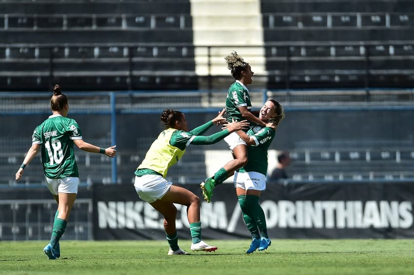Jogadoras do Palmeiras comemoram gol da virada sobre o Corinthians pelo Brasileirão Feminino (Foto: CBF)