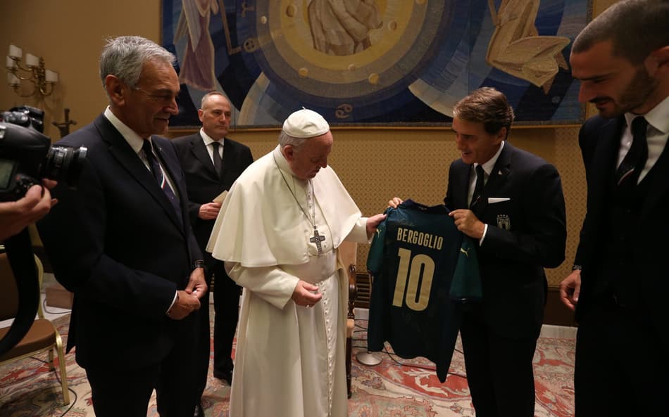 Papa Francisco: ‘Até com uma bola de trapos você pode fazer milagres’