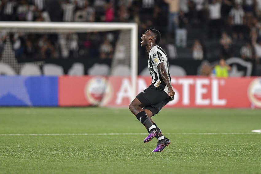 Patrick de Paula comemora gol do Botafogo contra o Carabobo (Foto: Thiago Ribeiro/AGIF)