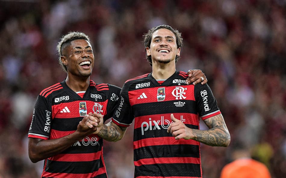 Tem vaga no Vasco? Atacante do Flamengo canta ‘a Barreira vai virar baile’ com Coutinho em festa