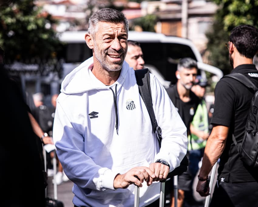 Pedro Caixinha está pressionado no comando do Santos