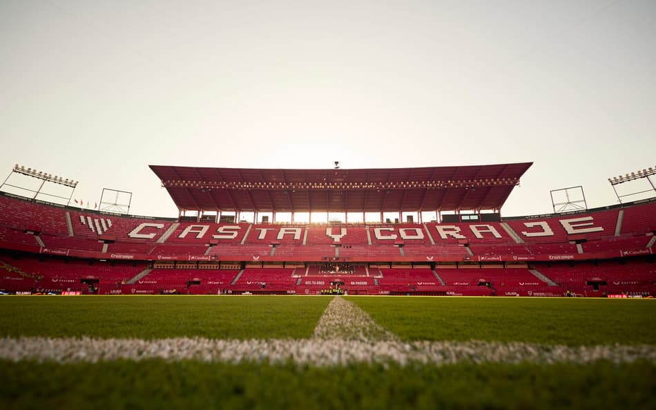 Gramado sintético: Sevilla explica métodos de cuidado e manutenção com piso de estádio referência na Europa