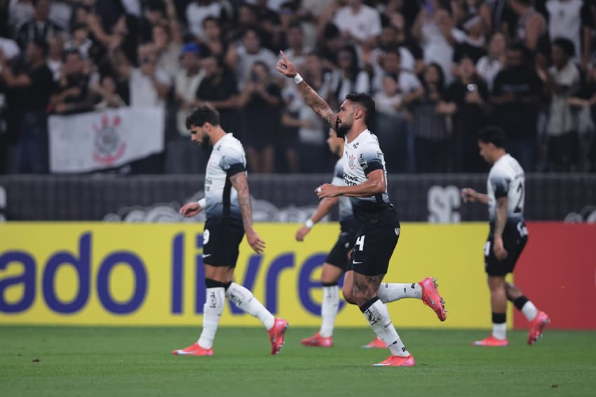 Raniele comemora gol no jogo do Corinthians contra o Huracán