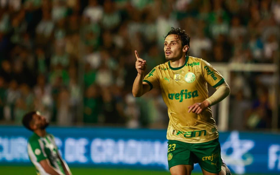 Raphael Veiga treina ao lado de Zé Roberto antes de reapresentação no Palmeiras