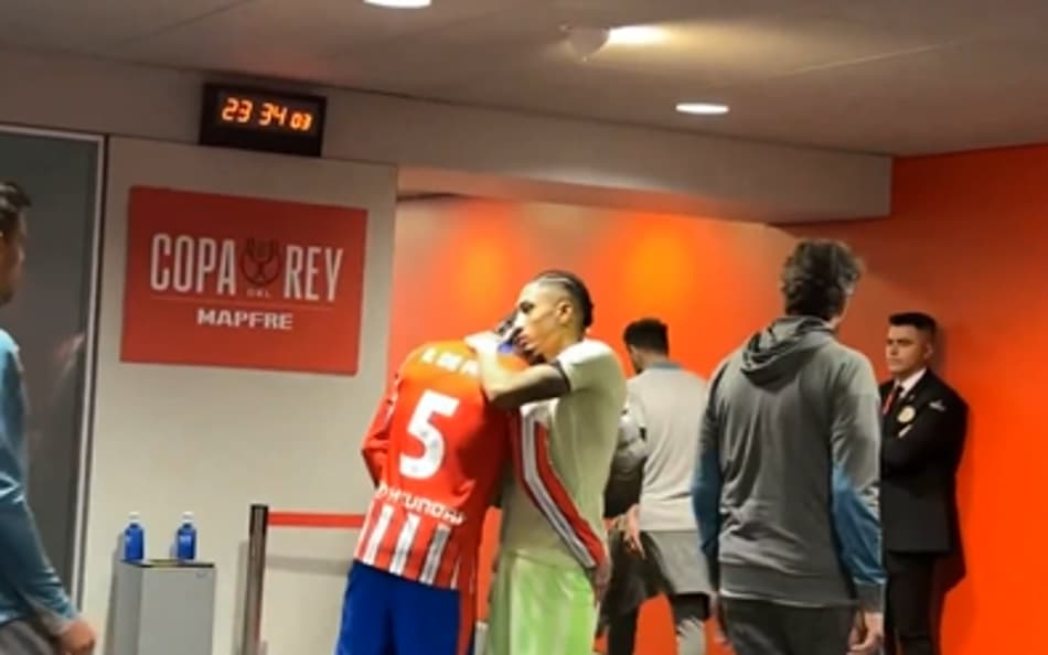 Atitude de Raphinha com De Paul após Atlético e Barça chama atenção na web
