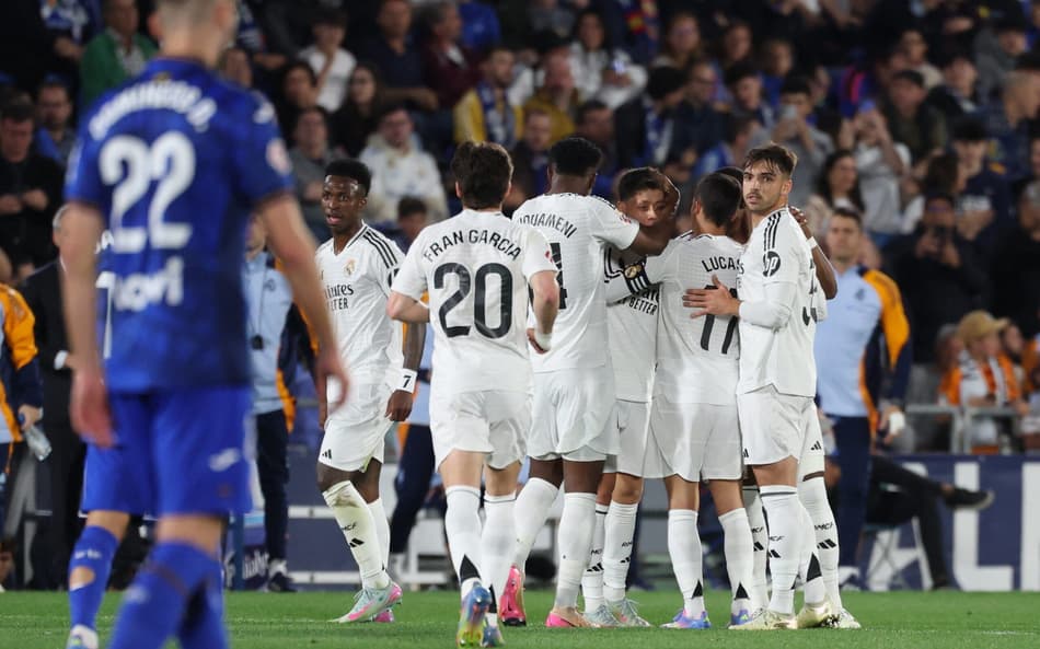 Ancelotti elogia joia do Real Madrid, mas indica mudança: ‘Não será mais atacante’