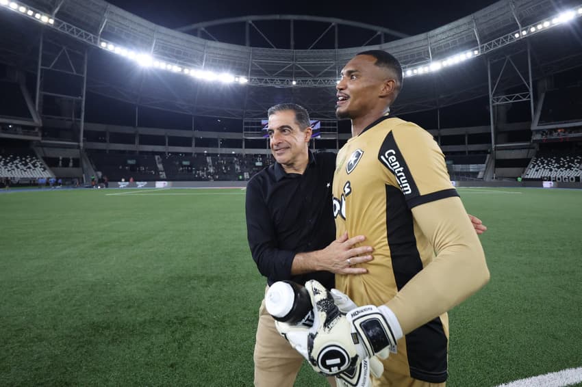 Renato Paiva cumprimenta John após vitória do Botafogo sobre o Fluminense