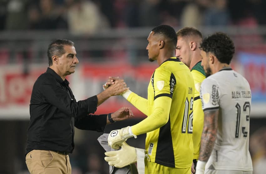 Técnico do Botafogo eximiu John, mas falou em 'erros claros' nas derrotas