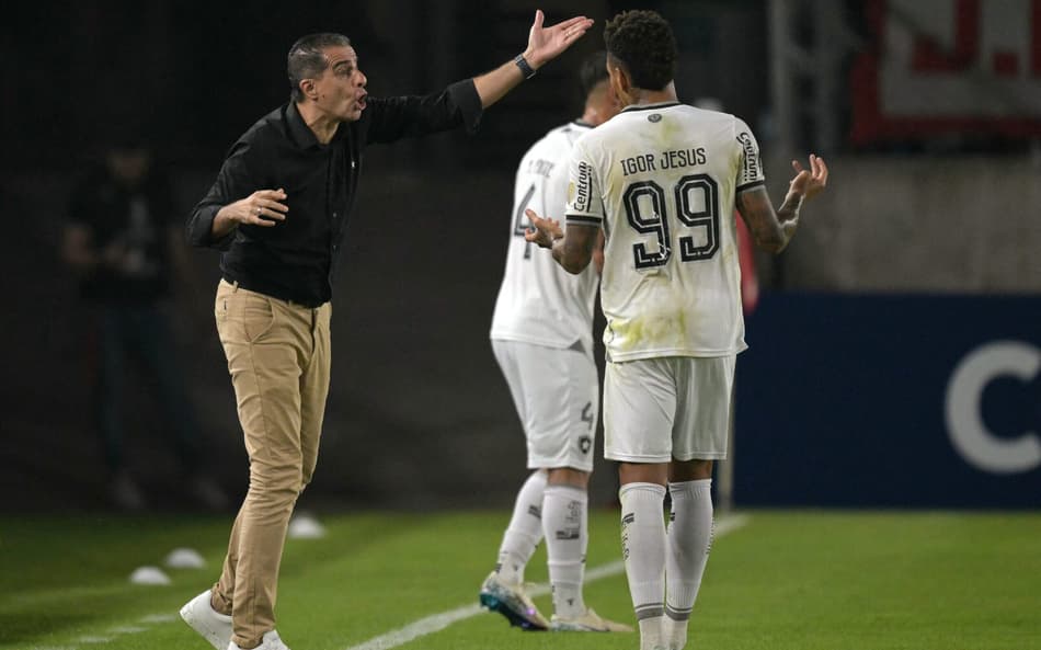 Técnico do Botafogo culpa ‘fase estranha’ após novo tropeço do time