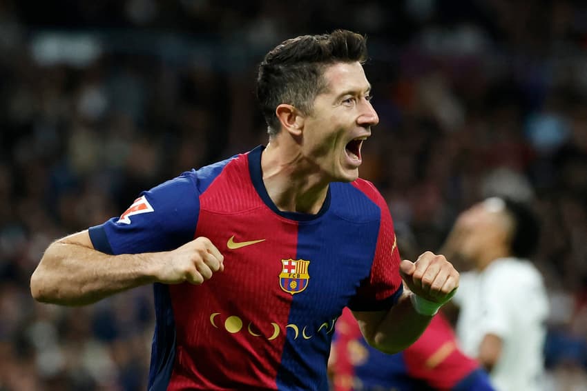 No último El Clásico disputado em La Liga, a estampa na camisa do Barcelona foi em homenagem ao último álbum da banda Coldplay "Moon Music" (Foto: Oscar Del Pozo/AFP)
