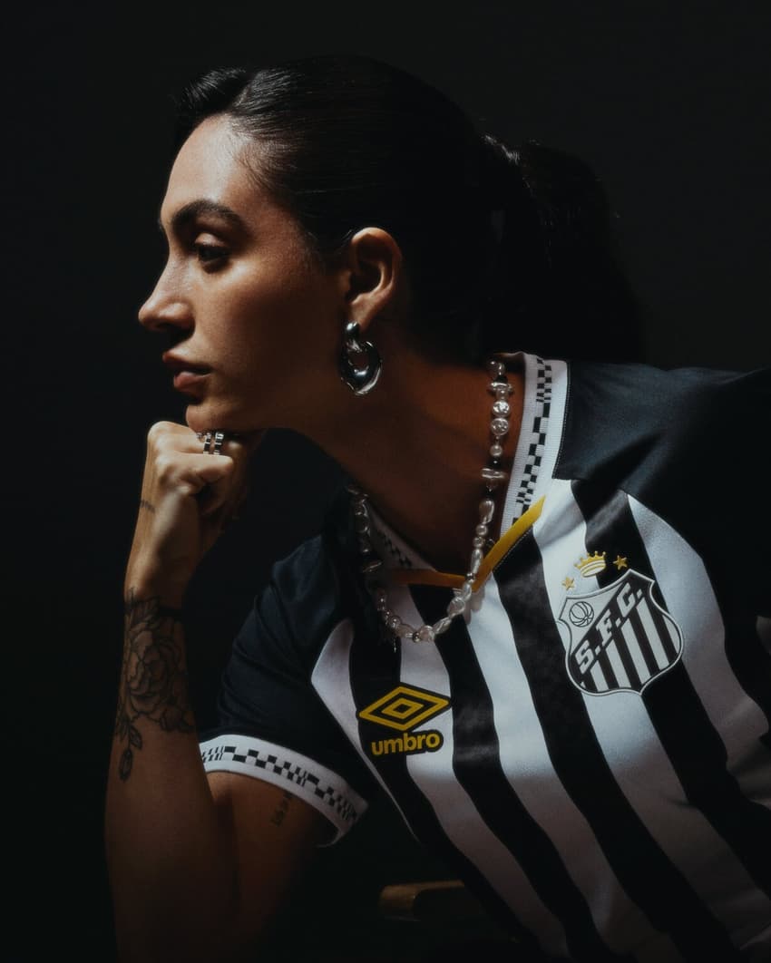 Santos divulga novo uniforme 2 com a Umbro; a ideia é homenagear a trajetória do clube entre 1990 e 2000. (Foto: Divulgação/ Santos FC)