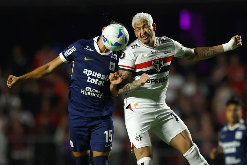 Luciano disputa a bola no jogo do São Paulo contra Alianza Lima pela Libertadores