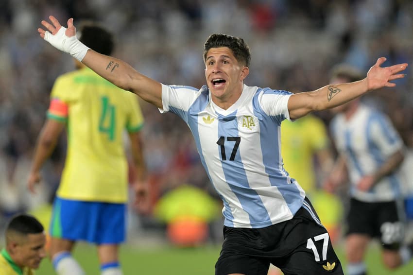 Simeone comemora seu gol no jogo da Argentina contra o Brasil no Monumental pelas Eliminatórias da Copa