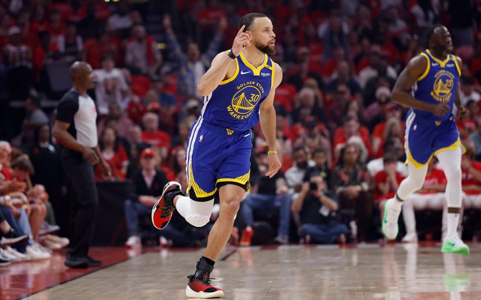 Em derrota do Warriors, Curry atinge novo recorde nos playoffs da NBA
