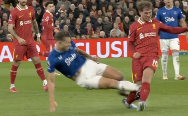 Tarkowski cometendo falta pra cima de Mac Allister