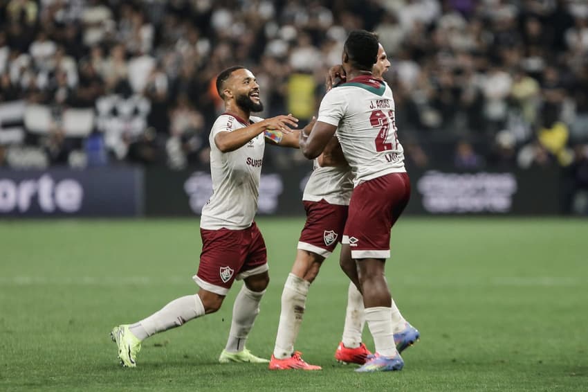 Jogadores do Fluminense comemoram gol contra o Corinthians