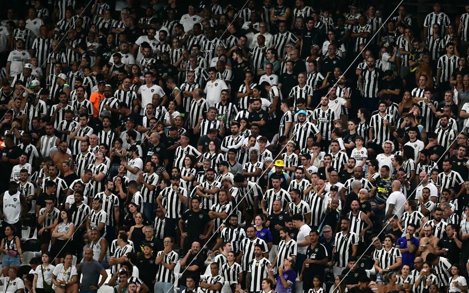 Torcida do Botafogo protesta e entra em confronto com seguranças e policiais