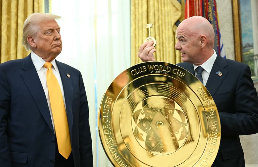 Gianni Infantino, presidente da Fifa, já esteve ao lado de Donald Trump para tratar sobre o Super Mundial de Clubes, que também ocorre nos Estados Unidos (Foto: Jim Watson/AFP)
