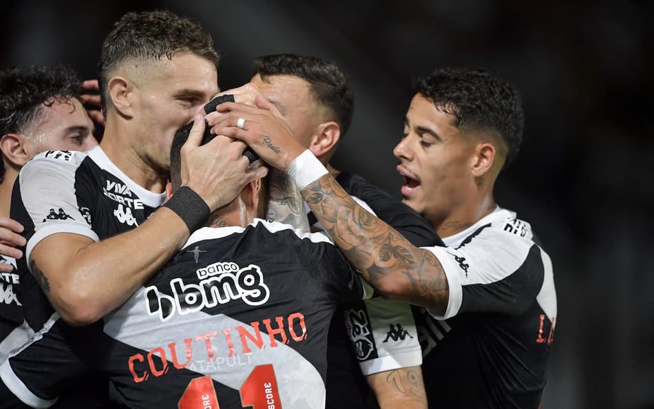 Vegetti faz dois, e Vasco vence o Sport em São Januário