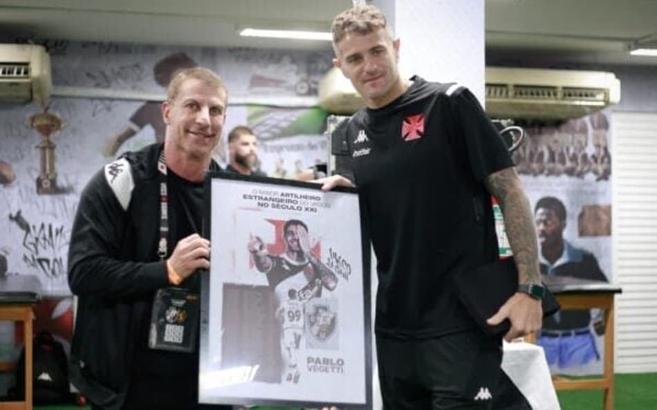 Vegetti recebe homenagem do Vasco por artilharia no século XXI