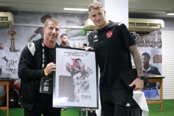 Pedrinho entrega homenagem do Vasco a Vegetti (Foto: Matheus Lima/Vasco)