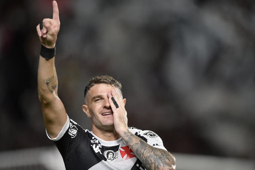 Vegetti é titular do Vasco contra o Flamengo