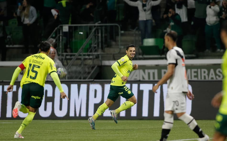 Raphael Veiga marca golaço de falta e leva torcedores do Palmeiras à loucura