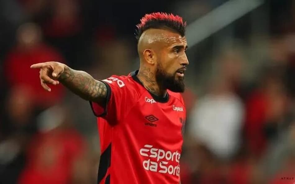 Vidal aconselha zagueiro chileno a não assinar com o Atlético-MG