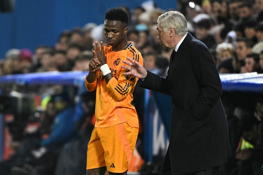 Vini Jr recebe instruções de Carlo Ancelotti em jogo do Real Madrid (Foto: Javier Soriano / AFP)