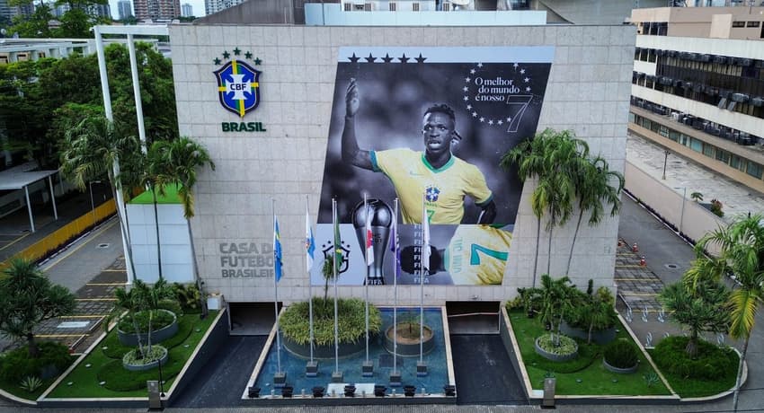 Vini Jr. homenageado na fachada da sede da CBF