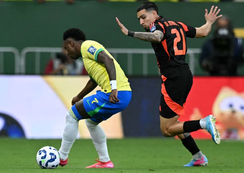 Vini Jr em ação no jogo do Brasil contra a Colômbia no Mané Garrincha