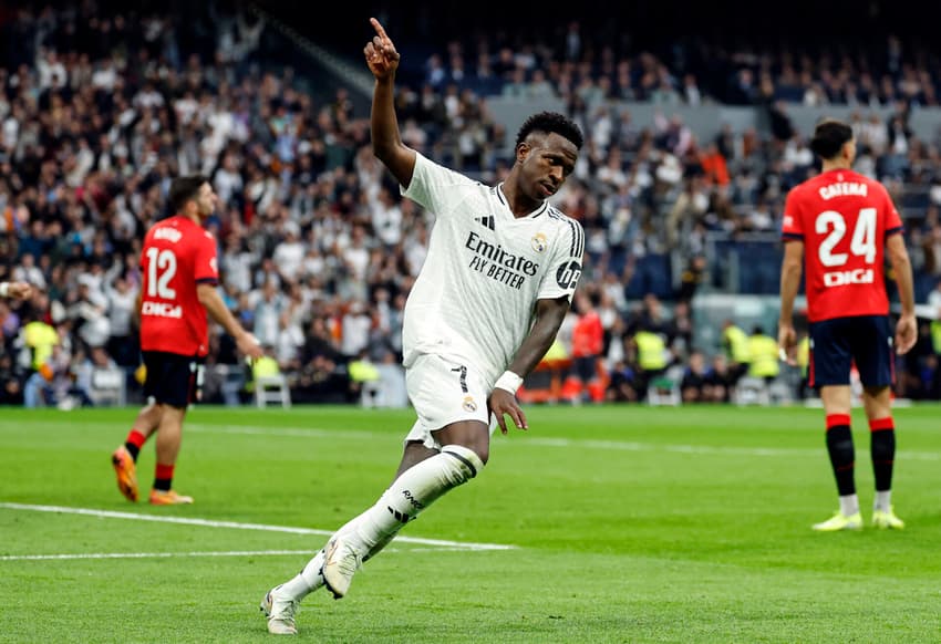 Vini Jr. comemora gol pelo Real Madrid contra o Osasuna (Foto: Oscar del Pozo/AFP)