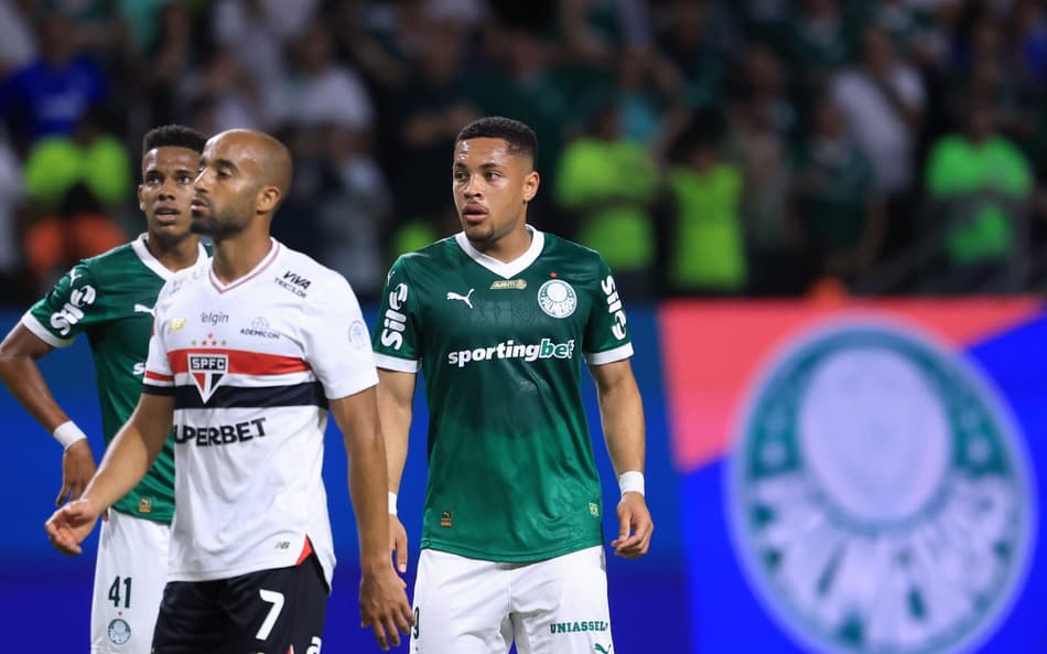 Ídolo do Palmeiras dá veredito sobre pênalti polêmico em cima de Vitor Roque
